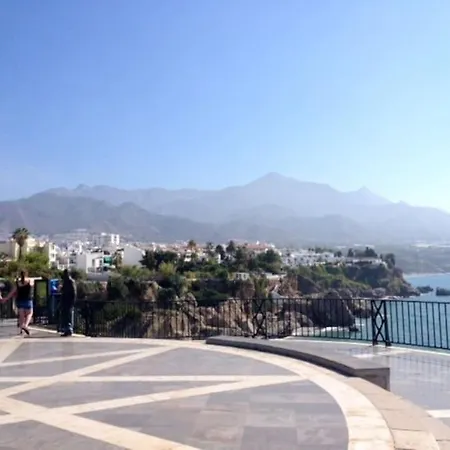 Spacious Flat 100m From Beach-nerja-spain נרחה